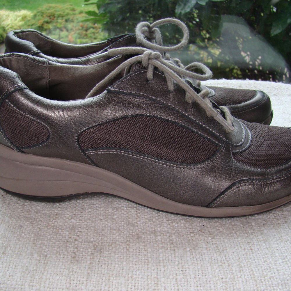 EasySpirit Silver dark grey metallic leather comfortable lace up sneakers S 7.5